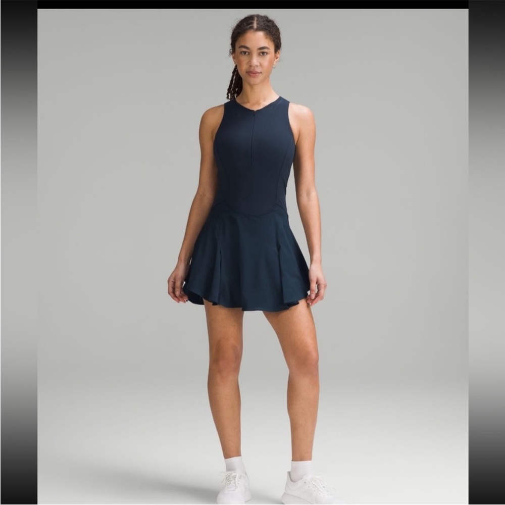 Lululemon Everlux Short Lined Front Zip Tennis Tank
Dress 6" - Black (Size 4)